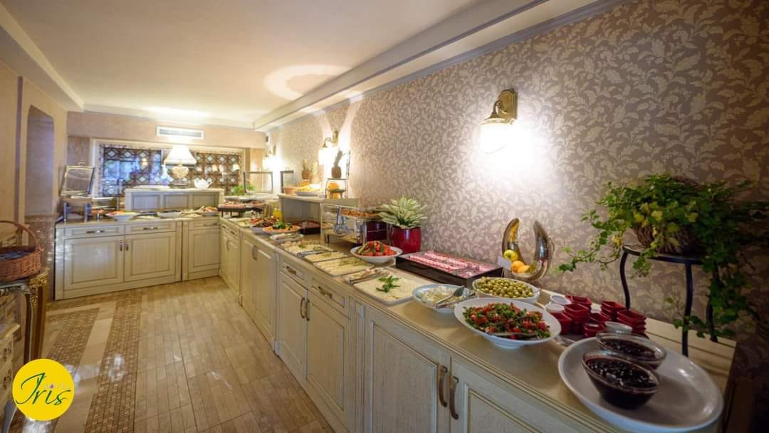 Începeți ziua cu o experiență relaxantă și savuroasă, la micul dejun oferit de Hotel Iris.